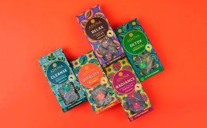 Carter Wong crea una caja «audaz y viva» para la gama de tés de Aduna